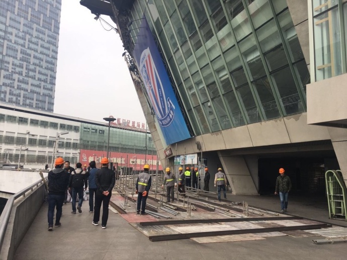 同时，影片还曝光一张中国风海报，狗狗贝拉从古典韵味的山水之中向前走来，身后暗藏危机尽显回家之不易